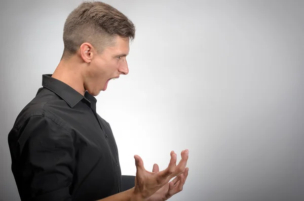 Retrato de homem surpreso gritando — Fotografia de Stock