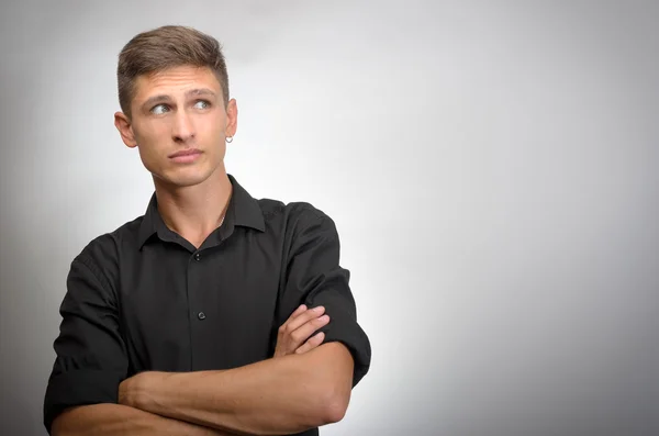 Retrato de un hombre guapo con brazos cruzados — Foto de Stock