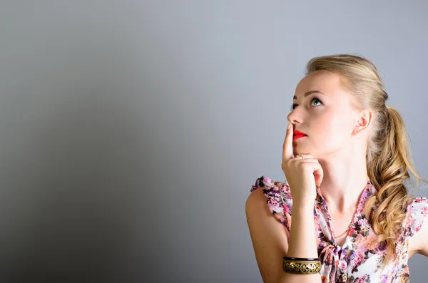 Chica llena de dudas y dudas. Chica está pensando . — Foto de Stock