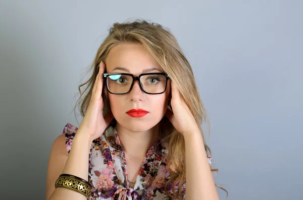 Chica en gafas llenas de dudas y dudas. Chica está pensando . — Foto de Stock