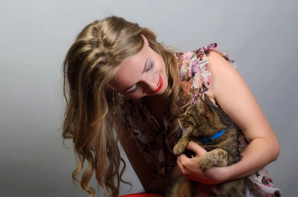 Mujer joven con gato gris espalda Fotos De Stock Sin Royalties Gratis