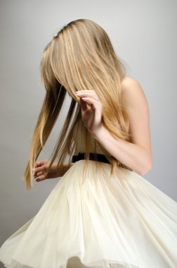 Sevimli kadın elbiseyle dans