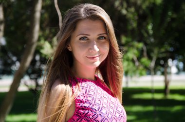 niteliğine güzel bir genç kadının portresi