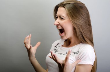 çok kızgın kadın