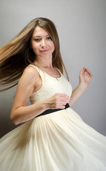 Joven linda mujer bailando en vestido — Foto de Stock