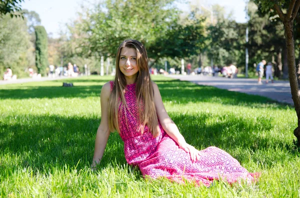 Retrato de uma jovem mulher bonita na grama — Fotografia de Stock