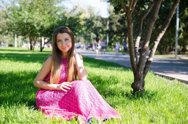 Ritratto di una giovane bella donna sull'erba della natura — Foto Stock