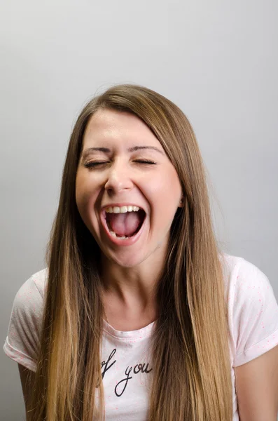 Mulher gritando com os olhos fechados — Fotografia de Stock