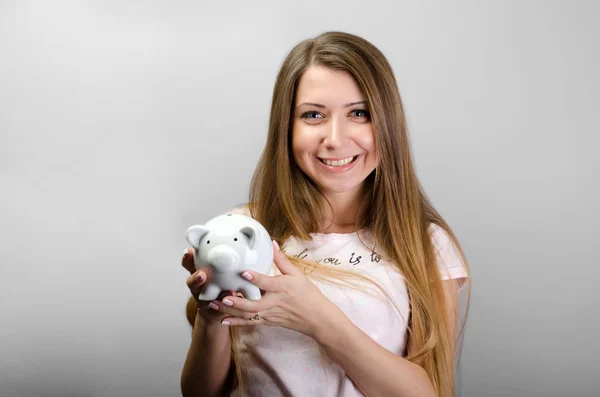 Mujer feliz celebración Piggybank — Foto de Stock