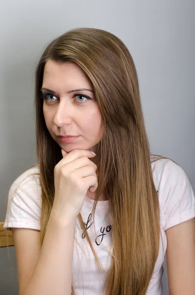 Jovem bela mulher pensando / fazendo escolha — Fotografia de Stock