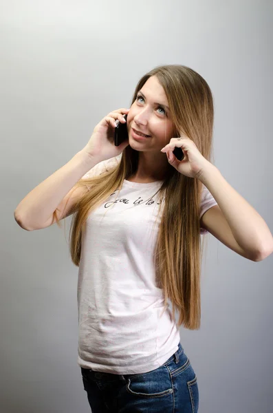 Atrakcyjna młoda kobieta rozmawia przez telefon komórkowy — Zdjęcie stockowe
