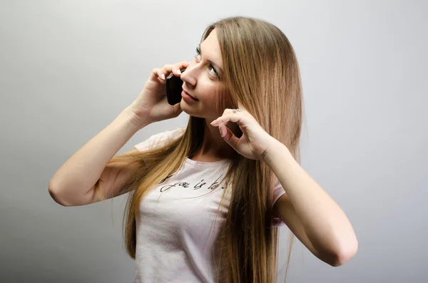 휴대 전화로 이야기 하는 매력적인 젊은 여자 — 스톡 사진