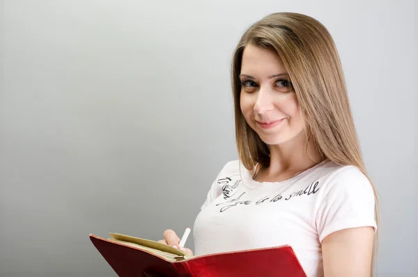 Joven bonita mujer tomando notas — Foto de Stock