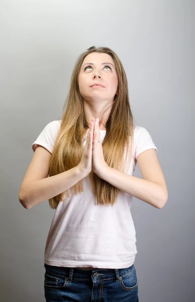 Portrait rapproché d'une jeune femme en prière — Photo