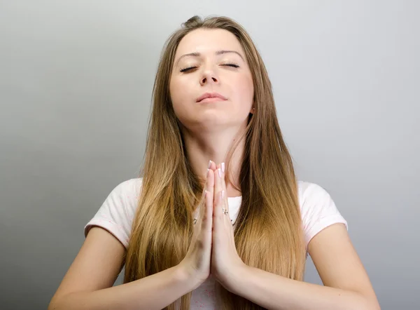 Крупним планом портрет молодої жінки, що молиться — стокове фото