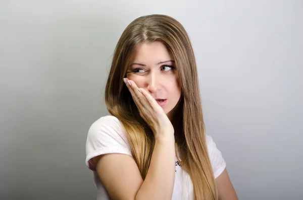 Sufriendo de dolor de muelas. Hermosa joven que sufre de dolor de muelas mientras está de pie sobre fondo gris — Foto de Stock