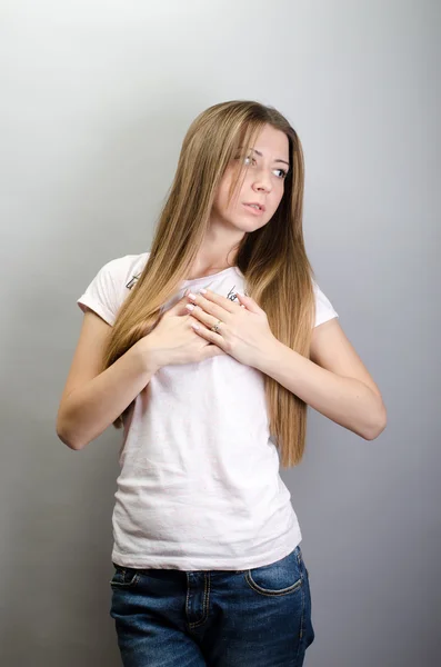 Mujer joven con dolor de corazón — Foto de Stock