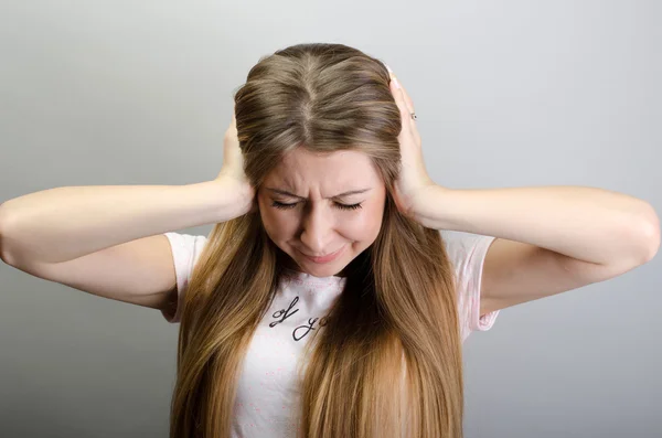 Túl hangos. nő, amely füle kezével, és csukott szemmel tartása — Stock Fotó