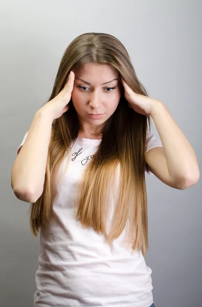 Retrato de una hermosa joven pensando — Foto de Stock