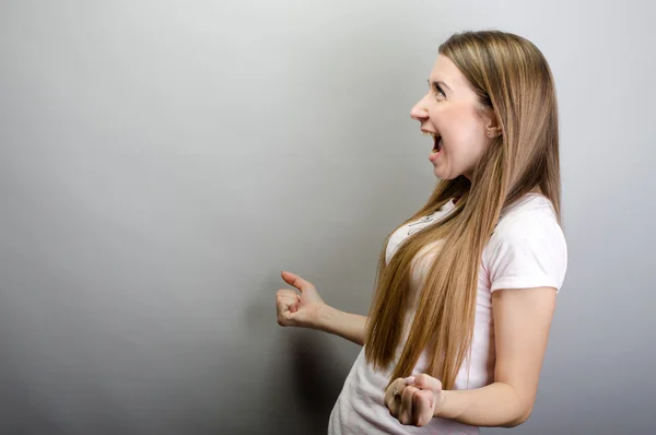 Irritado jovem mulher gritando no fundo cinza — Fotografia de Stock