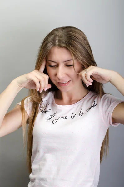 Jeune femme souffrant de maux de tête — Photo