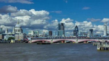 Zaman atlamalı on Thames St Paul ile Blackfriars köprünün Katedrali arkasında da şehir Londra manzarası içinde belgili tanımlık geçmiş.