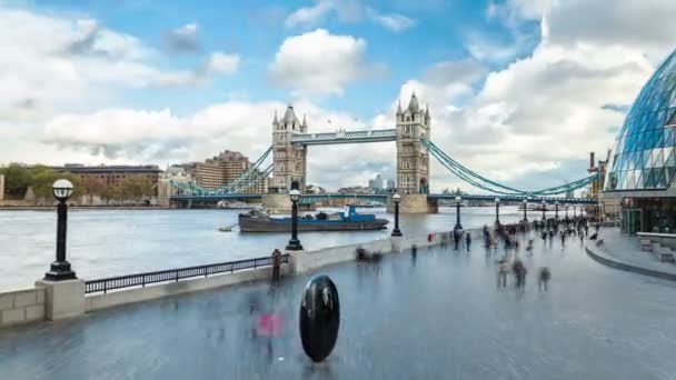 Час Lapse Tower Bridge, чорний яйце у формі скульптури на південному березі та мерії, совок, Лондон, Великобританія — стокове відео