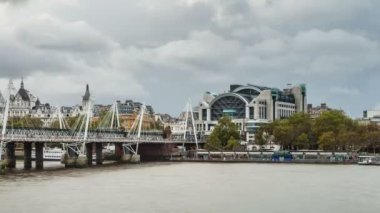 Zaman atlamalı Charing Cross Station, Hungerford Köprüsü ve Londra'da Thames Nehri.