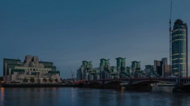 Zaman atlamalı günbatımı MI6 bina, St George's Wharf Vauxhall ve on Thames, London Vauxhall köprüsü üzerinde.
