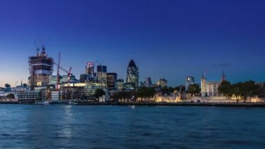 Zaman atlamalı Kulesi ve Londra şehri akşam.