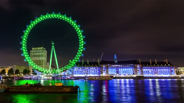 Tidsfördröjning till London Eye och County Hall på natten. London, Storbritannien. November 2012. — Stockvideo