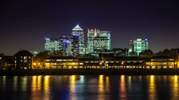 Éjszakai idő telik el a Canary Wharf, London, Egyesült Királyság — Stock videók