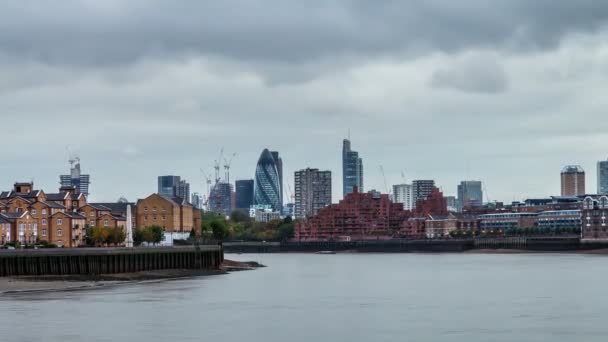 Časová prodleva průvod kroky, volného obchodu Wharf, 30 St Mary Axe (okurka) a řeky Temže, Londýn, Velká Británie — Stock video