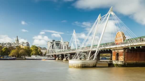 Hungerford Bridge felett a Temze. London, Egyesült Királyság. — Stock videók