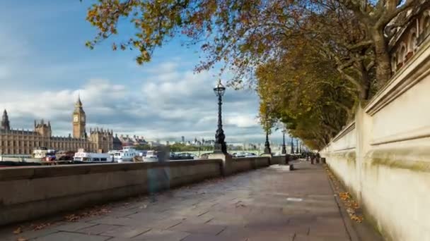 Tijdspanne van Thames embankment in de buurt van Houses of Parliament, London. — Stockvideo