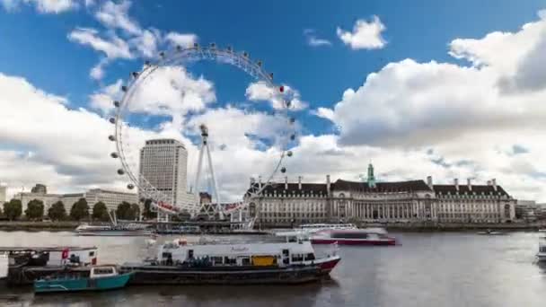 Time lapse of Southbank with County Hall and London Eye against a blue sky with cumulus clouds, Londres, Royaume-Uni. Novembre 2012 . — Video