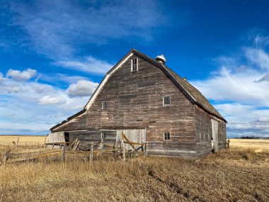 Terk edilmiş eski bir çiftlik ambarının katı yapısı.