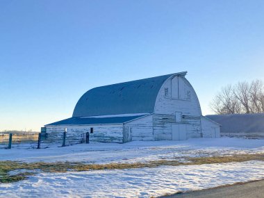 Minnesota 'da kışın eski zarif çiftlik hayvanları ambarı.