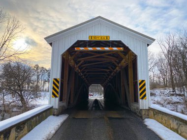 Günbatımında Kızıl Tahta Kaplamalı Köprü 'nün ikonik cephesi
