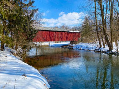 Pennsylvania 'nın güzel kırsalında, Lancaster County' de Forry 's Mill Kapalı Köprüsü kuruldu.