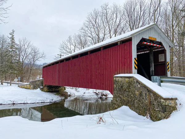Pennsylvania, Lancaster County 'de güzel bir kış gününde Forry' s Mill Kapalı Köprüsü