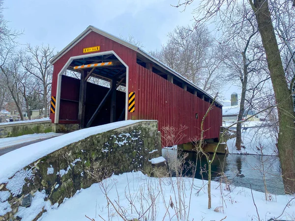 Zook Mill Covered Bridge Snowy Winter Day Lancaster Pennsylvania 免版税图库图片
