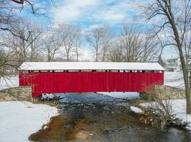 Lancaster PA 'nın Amish tarım arazisindeki tarihi kırsalda bulunan Havuz Demirhanesi Kapalı Köprü