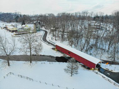 Jackson 's Saw Mill Kapalı Köprüsü Lancaster Pennsylvania' nın güzel Amish kırsalında yer almaktadır.