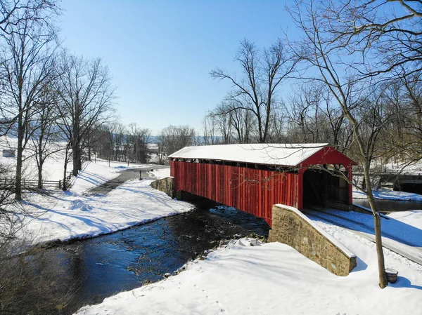 Pennsylvania, Lancaster 'da tarihi ve ikonik Amish tarım arazisindeki Havuz Demirhanesi Köprüsü.