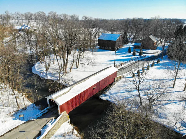 Lancaster Pennsylvania 'nın güzel Amish kırsalında Neff' s Mill Kapalı Köprüsü