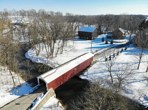 宾夕法尼亚兰开斯特美丽的亚米什族农村的内夫磨坊覆盖桥 图库图片