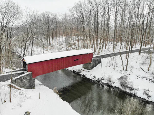 库尔茨的磨坊覆盖桥坐落在宾夕法尼亚州兰开斯特古朴宁静的乡间 图库照片