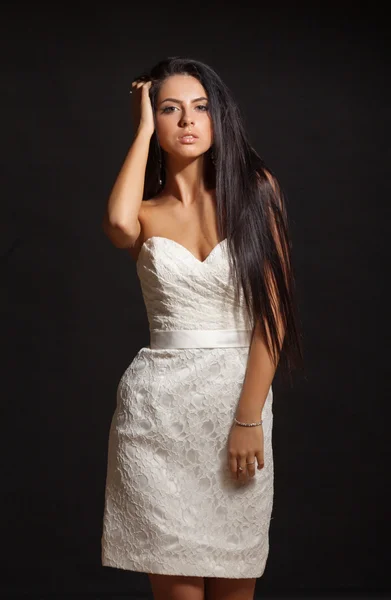Młoda brunetka kaukaski w przepiękny sukienka — Zdjęcie stockowe