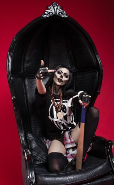 Güzel seksi esmer model kadın. Zombi bak. Yaratıcı makyaj. Helloween kavramı. Kırmızı bir arka plan.